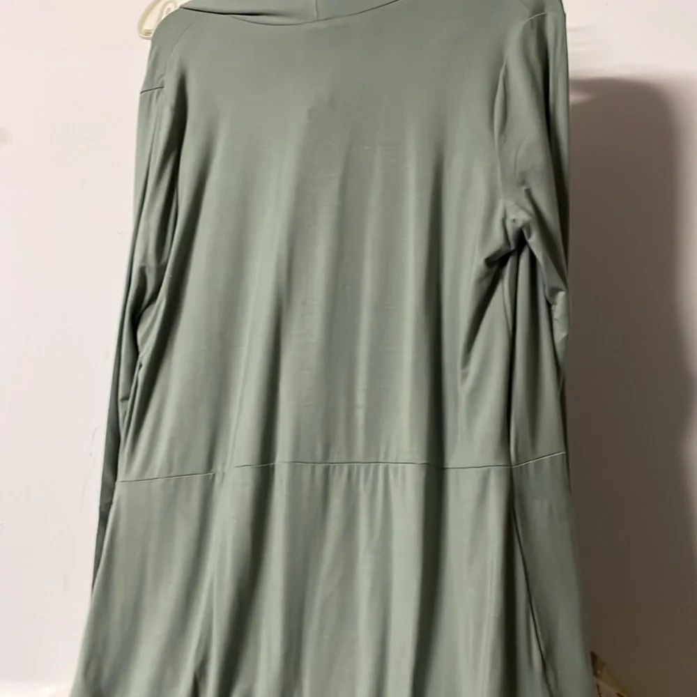 Tops - Picture 3 of 5